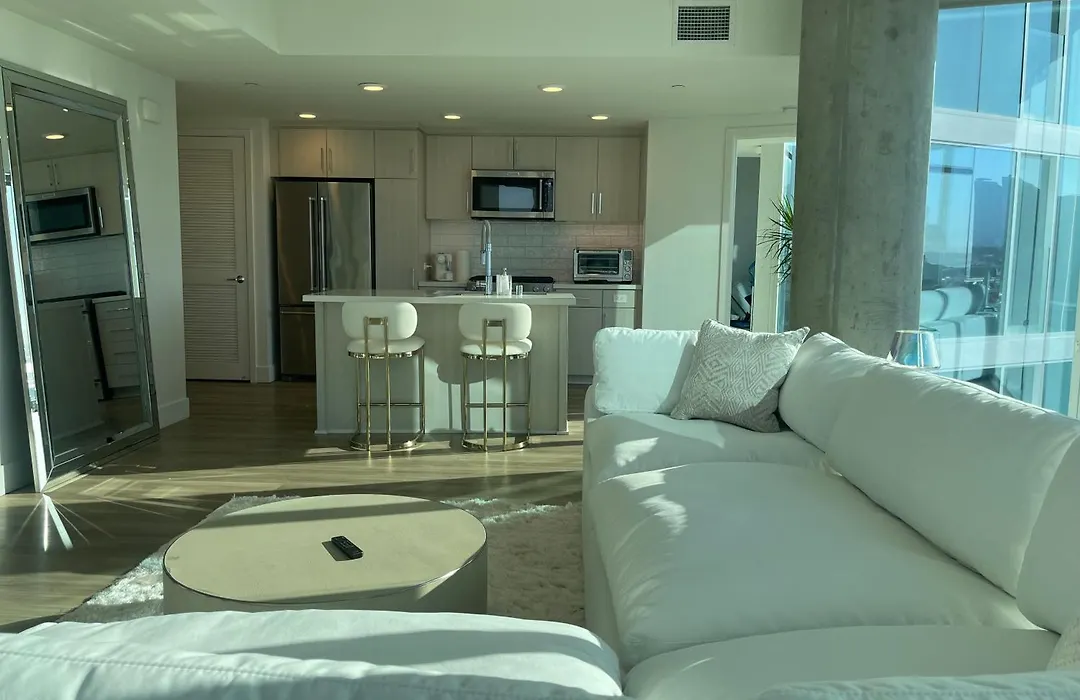 Luxury Designer Suite With Rooftop Pool, Gym-1