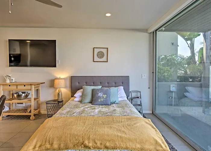 Bayfront San Diego Getaway On Boardwalk With Hot Tub